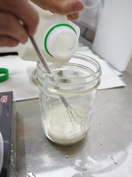 空瓶中放入優格粉2g，再倒入牛奶，攪拌均勻就可以。