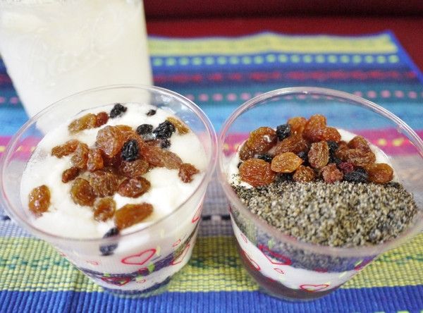 要吃的時後挖入布丁杯中，加上葡萄乾、芝麻粉。