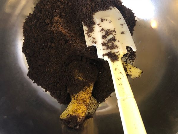 加入室溫無鹽奶油拌勻