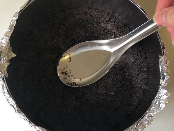 6寸慕斯圈下面用2-3層鋁箔紙包起來 放入奶油餅乾冷藏1小時以上