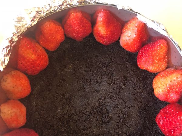 草莓切半貼在外側冷藏備用
草莓不要選太大顆 否則取出時 草莓會高過蛋糕xD