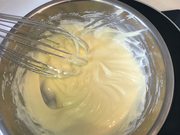 室溫奶油乳酪隔水加熱 用溫水就好 
加入砂糖跟吉利丁以及鮮奶油

攪拌到砂糖和吉利片徹底融化

如果奶油乳酪不好融化 可以分段加熱 不要一次太高溫 會油水分離 慢慢做

*草莓夠的話，這步驟可以加入草莓丁！