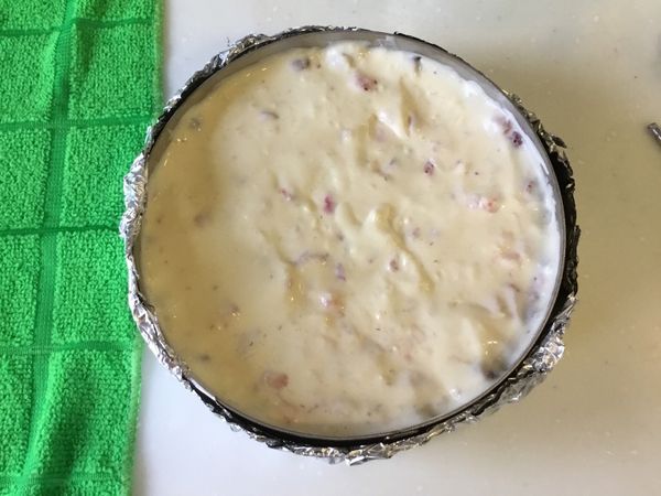 將內餡倒入慕斯圈裡 冷藏3-4小時以上 現在醜醜的沒關係喔 但盡量鋪平