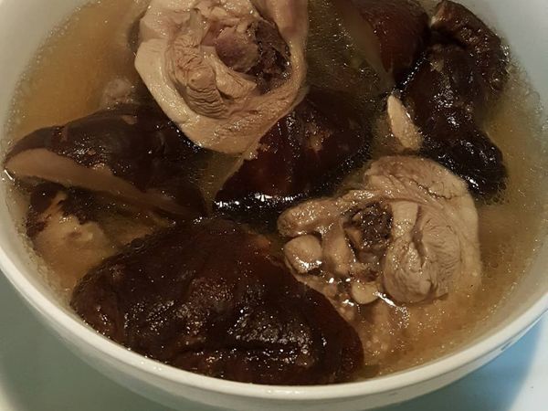 1.雞腿肉切塊
2.香菇泡水約1-2小時(香菇水留作備用)
3.煮水川燙雞腿約3分鐘，撈起沖冷水去除碎骨頭
4.取一鍋水加入香菇水及雞腿煮沸後加入香菇(香菇去蒂頭後切半)
5.維持中小火燉煮約30-40分鐘加入適量鹽巴即可