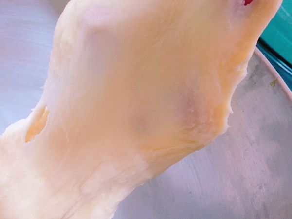 製作麵包麵團：
1.將麵包麵團材料全部拌勻至可以拉出薄膜的程度