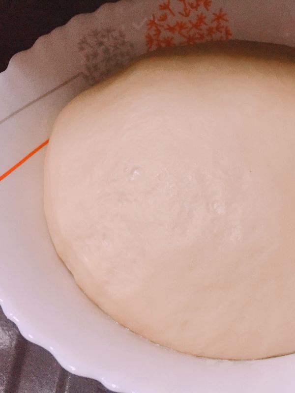 2.第一次發酵，室溫30度大約50-60分鐘（手指沾麵粉戳入不回彈）