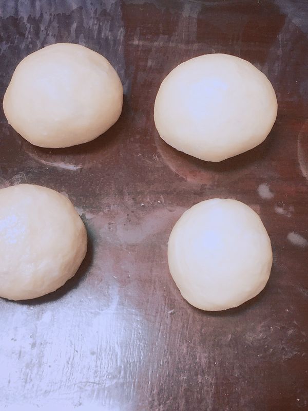 3.取出麵團，分割成五等份，滾圓靜置10分鐘