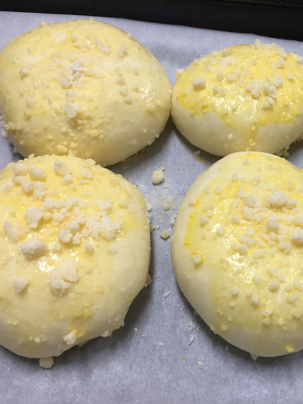 5.表面塗上蛋液，撒上裝飾粉粒。
送入烤箱烘烤12-15分鐘，上下火200度，出爐後重敲冷卻即可^_^