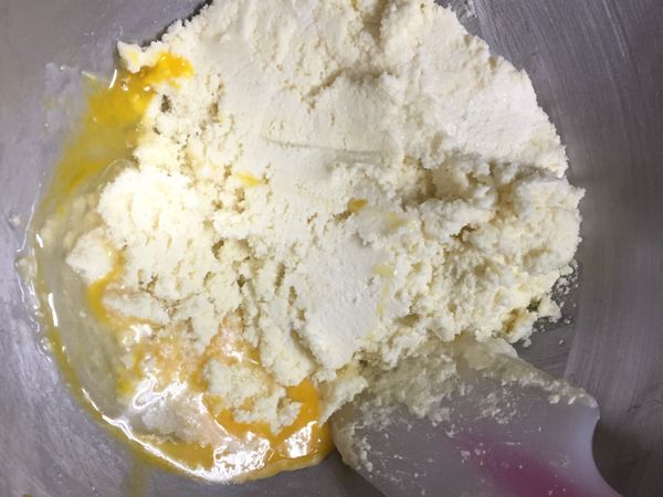 製作奶酥餡料：
1.將室溫軟化的奶油和糖粉打至絨毛泛白狀。
2.加入奶粉、鹽拌勻，
3.再加入蛋液拌成團，放入冰箱冷藏備用。