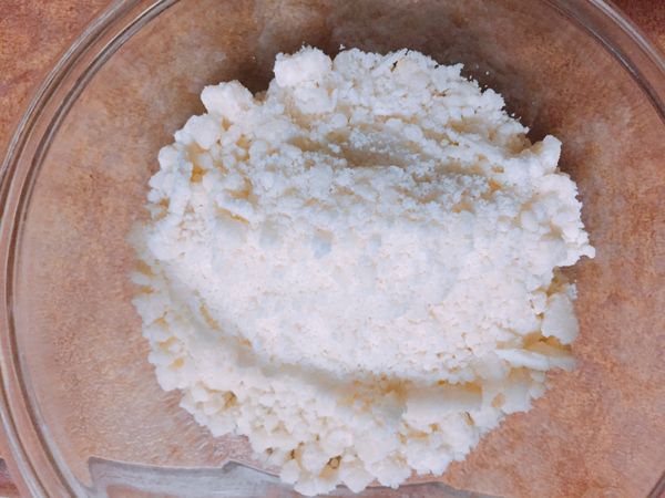 裝飾：
將裝飾用的所有材料（除了蛋液），混合均勻成小粉粒備用。