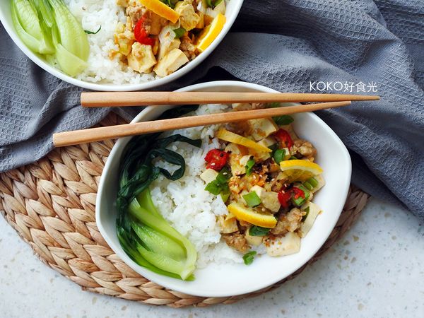 擺盤用柳橙片、芝麻裝飾一下，如果有吃辣可以加一點辣椒顏色會更漂亮！