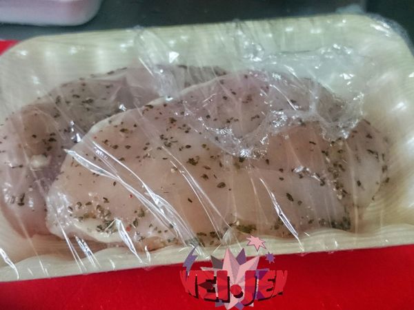 肉先用刀背輕剁勻，肉上各放約一小湯匙橄欖油或植物油輕抹勻，灑上義式香料及鹽巴抹勻(兩面)，封上保鮮膜靜置10分鐘。