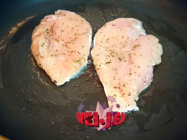 熱鍋一點點油中火將雞胸放入煎1分30秒(勿動)。