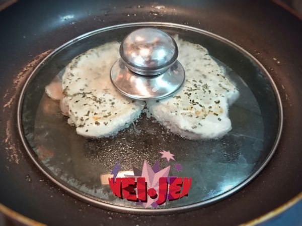 改以小火蓋鍋蓋翻面煎7分鐘。