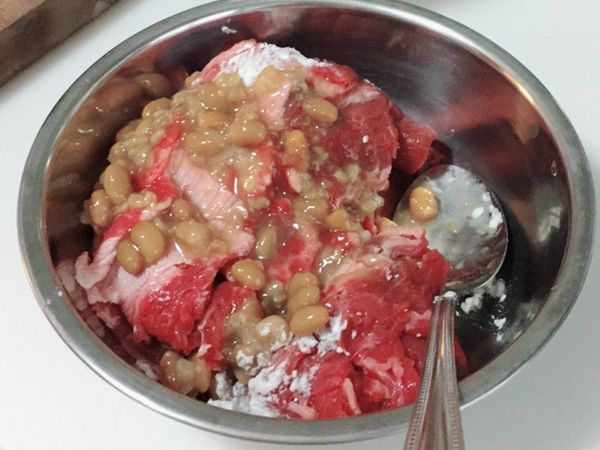 牛肉片切1～2刀（小片方便一口吃），肉、黃豆醬、太白粉放碗內稍微拌一下，醃30分鐘。
