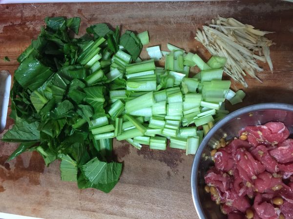 小松菜切段備用。