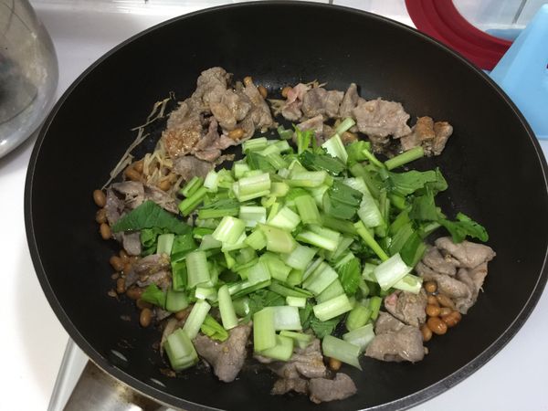 少許沙拉油將薑絲拌炒一下（不要焦），清炒小松菜至半熟撈起，原鍋倒入牛肉片炒至8、9分熟，加入炒好的小松菜拌炒一下即可。