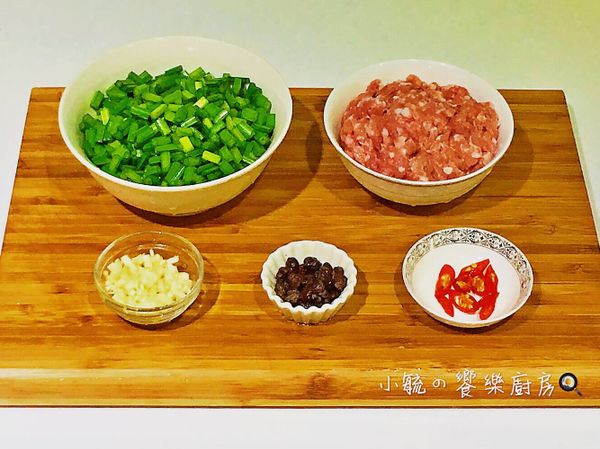 豆豉泡米酒10分鐘後取出，米酒留著；辣椒帶籽切圓片；韭菜花洗淨切成0.5cm大小備用。