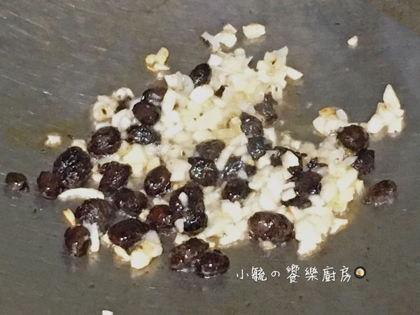 鍋內倒入2茶匙的油，放入作法1的豆豉炒香後，放入蒜末拌炒。