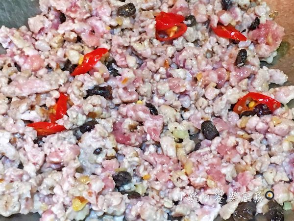 加入豬絞肉拌炒至變色，再放入辣椒片略炒。(嚐辣者，可於作法2先加入)