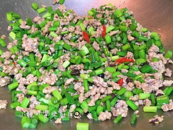 加入醬油及糖調味拌勻，淋上作法1的米酒，起鍋前大火加入韭菜花拌炒，最後淋上少許香油提香即可。