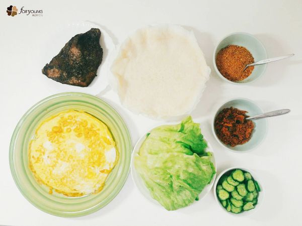 將美生菜、小黃瓜洗淨後切好，並將蛋煎熟後切成條狀備用。