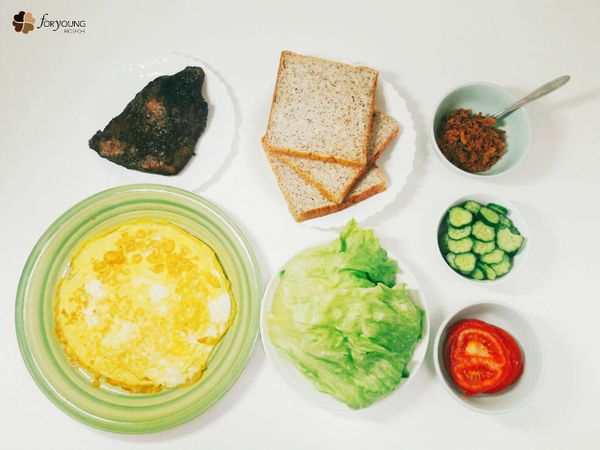 將美生菜、番茄、小黃瓜洗淨後切片，並將蛋煎熟後放置備用。