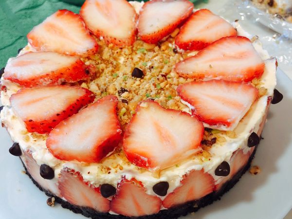 我在草莓片底下鋪了一些打發鮮奶油
邊邊放帶苦的巧克力豆遮一下

封面圖是有鋪鮮奶油的 但對我來說很膩而且蓋過不少乳酪味 所以我只放一點 

其實也可以不放 不然買一罐鮮奶油其他地方用不到 開三天就要丟 卻只用一點點 很浪費～