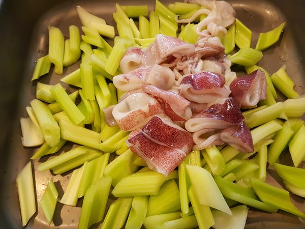 ＜ 西芹蒜香小管 ＞
1.西洋芹洗淨刨去粗纖維後斜切，小管去除內臟清潔後環切。