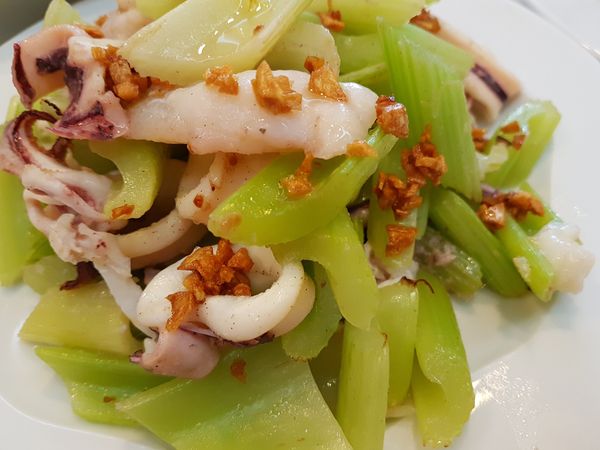 2.起油鍋爆香蒜末後，同時下西洋芹和小管大火快炒，以些許雞粉調味、米酒熗鍋即可。