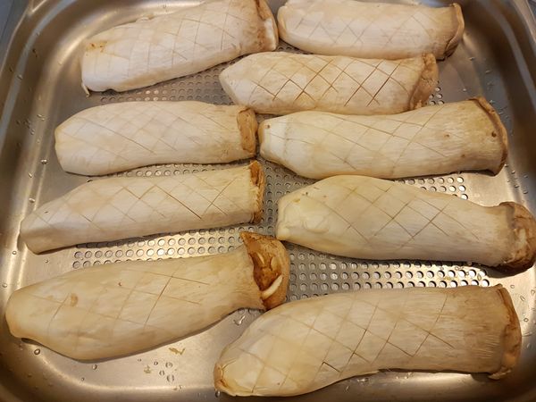 ＜ 蒜香杏鮑菇 ＞
1.杏鮑菇剖半，並全株切菱格紋。以香菇素蠔油加些許雞粉調味後再刷上蒜油。