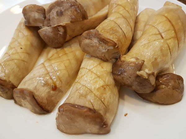 2.清蒸8分鐘，起鍋出餐前再刷一次蒜油。