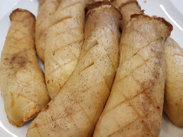 ＜ 碳烤椒鹽杏鮑菇 ＞
1.杏鮑菇剖半，並全株切菱格紋。表面灑上日式椒鹽粉調味。