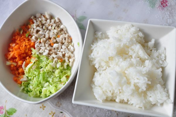 備好香Q米飯及備料:將高麗菜心、杏鮑菇、紅蘿蔔分別切成細末