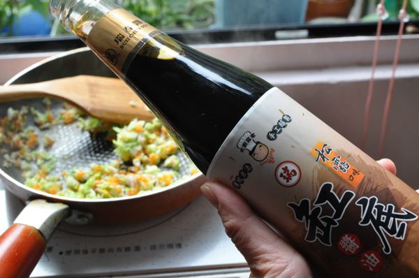 再拌入適量的松露醬油均勻拌炒起鍋