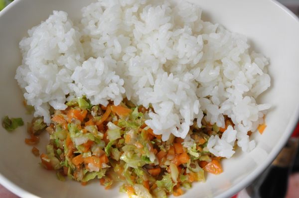 將炒好的備料與米飯混合