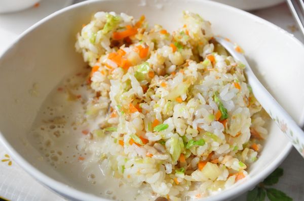 加入麵粉水(塑型好米球時會有粘性就不易散開)，用湯匙均勻拌攪