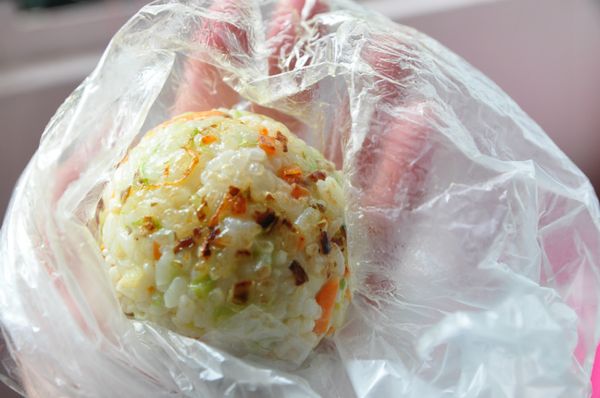 再以一塑膠袋裝入攪拌均勻的時蔬米飯塑成一圓形共2顆