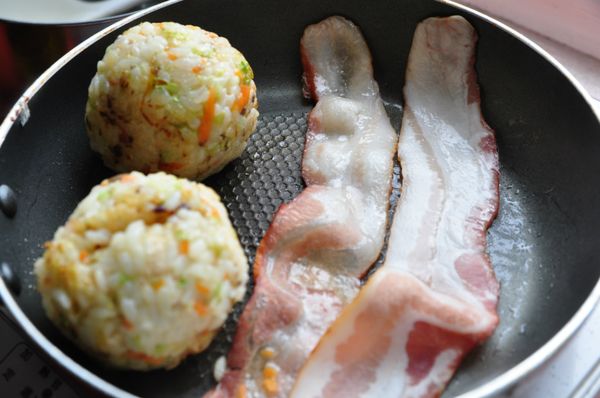 再輕輕放入鍋中香煎，並同時放入培根下鍋香煎至微焦狀起鍋