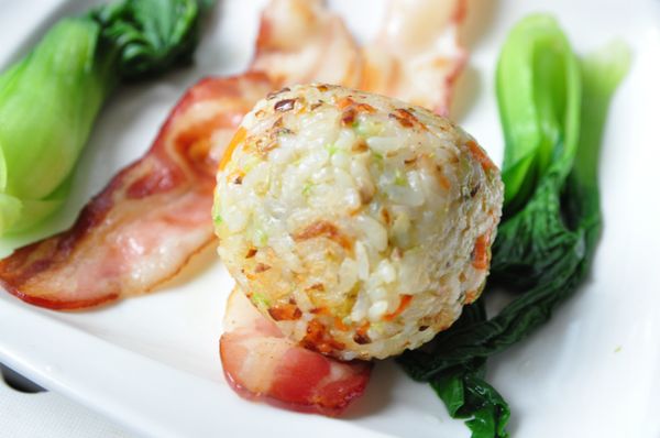 用培根將好米球輕輕繞著包覆