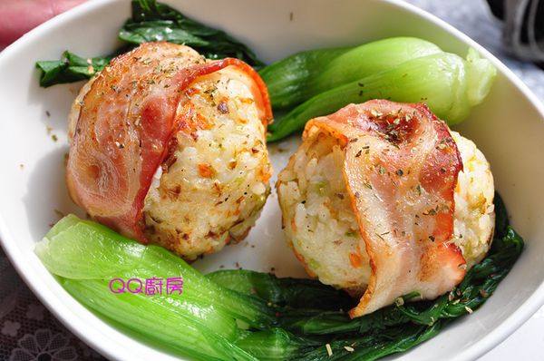 將好米球放入盤中，清江菜圍住，並灑些義大利香料就完成囉!