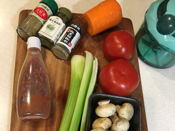 將紅蘿蔔、蕃茄、西洋芹切碎備用
蘑菇洗淨切片備用