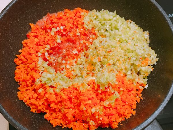 熱鍋-橄欖油蕃茄、紅蘿蔔、西洋芹先拌炒勻-蘑菇、番茄醬拌炒香