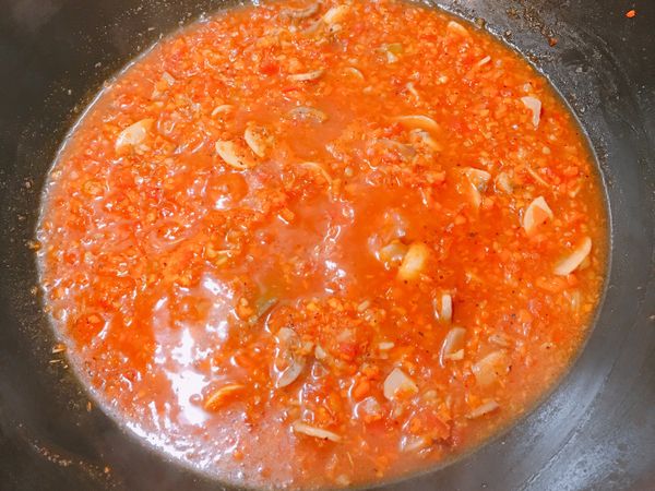 水-義大利香料、黑胡椒粒、鹽、糖、昆布粉、月桂葉拌炒後蓋鍋小火煮10分鍾後，再打開鍋蓋煮五到10分鐘收汁即可。