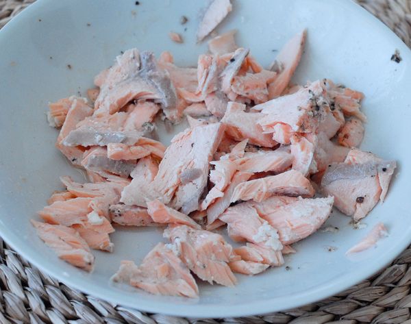 將義大利麵煮熟後，瀝乾水份備用。將鮭魚蒸熟，切成小塊