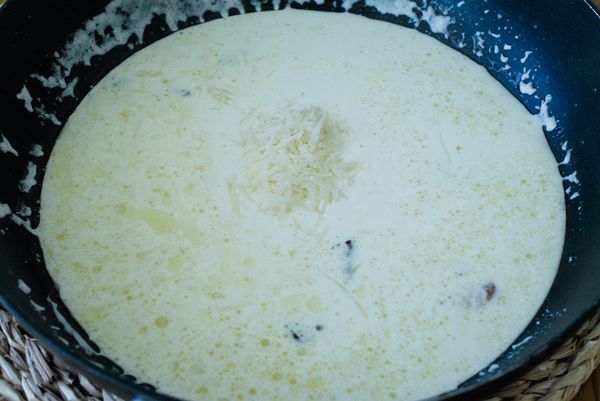 下少許橄欖油，炒一炒蒜片，然後下鮮奶油，煮沸後下起司拌勻