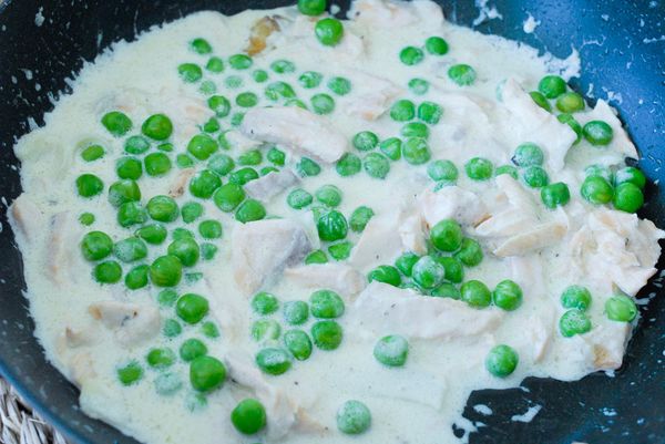 再下青豆和鮭魚，煮兩分鐘，下鹽和黑胡椒粉調味，再加檸檬汁