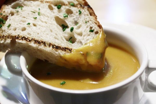 湯煮好後將心愛的麵包烤香，搭配熱湯好好享受吧!