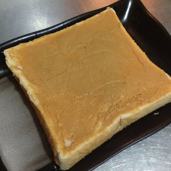 將厚片均勻的塗上一層花生醬