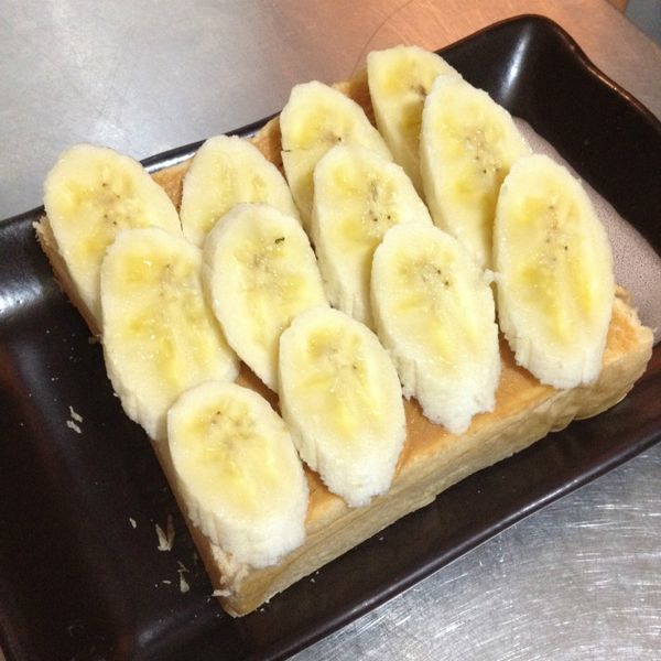 將香蕉切片後平均鋪上厚片